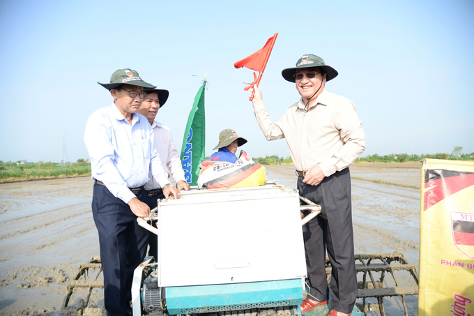 Ông Phạm Văn Trọng - Phó Chủ tịch UBND tỉnh Tiền Giang (ngoài cùng bên phải) cầm cờ phát động Đề án. Ảnh: Minh Thành.