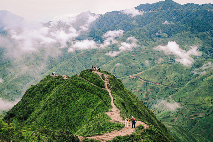 Sống lưng khủng long Tà Xùa. Ảnh: Lê Huỳnh.