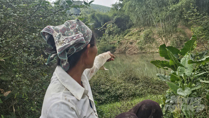 Người dân thôn Chiềng An (Lang Chánh) bức xúc vì mùi hôi thối phát ra từ một số trang trại chăn nuôi trên địa bàn xã. Ảnh: Quốc Toản.