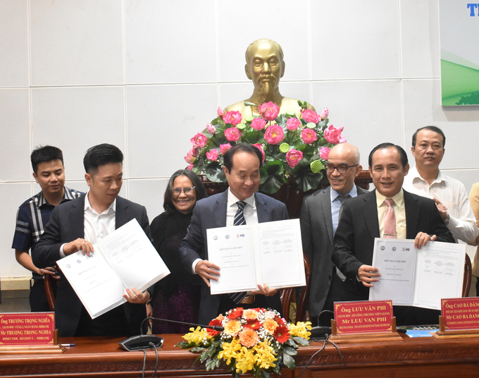 At the conference, a signing ceremony of a cooperation MOU was held between representatives of Tien Giang province, the Vietnam Coconut Association and the Military Bank (MBBank). Photo: Minh Dam.