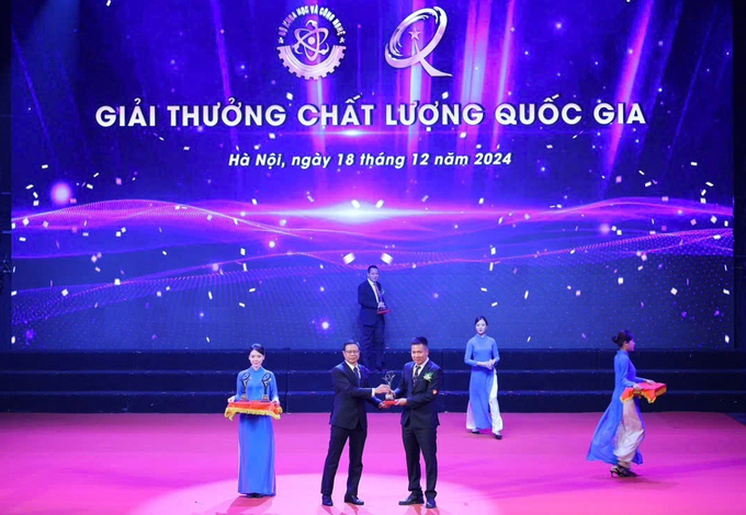 A representative from C.P. Vietnam's factory received the National Quality Award at the event.