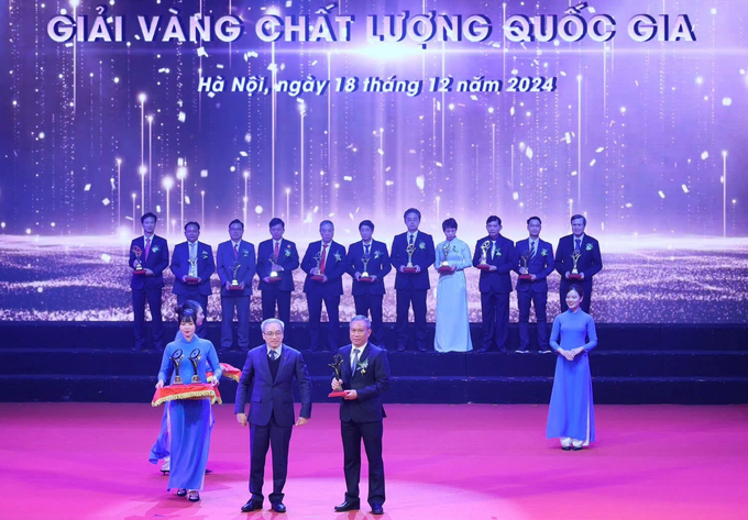 A representative from the C.P. Tien Giang Animal Feed Factory received the National Quality Award (VNQA) Gold Cup at the event.