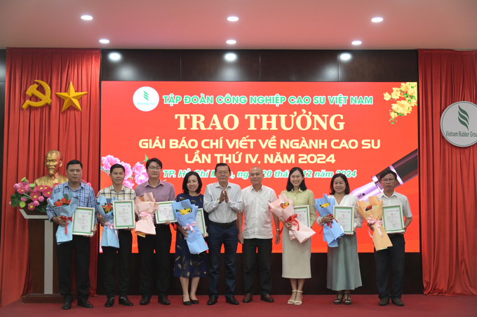 Nhà báo Thanh Sơn (bìa phải) Báo Nông nghiệp Việt Nam cùng các tác giả nhận giải B. Ảnh: Trần Trung.