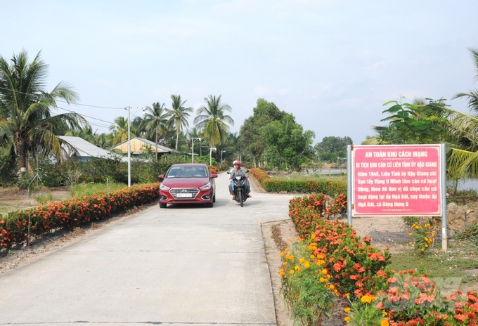 Đường giao thông xã Đông Hưng B, huyện An Minh được đầu tư theo chuẩn nông thôn mới và được người dân trồng hoa hai bên đường tạo cảnh quan, không chỉ thuận tiện lưu thông mà còn sạch, đẹp. Ảnh: Trung Chánh.