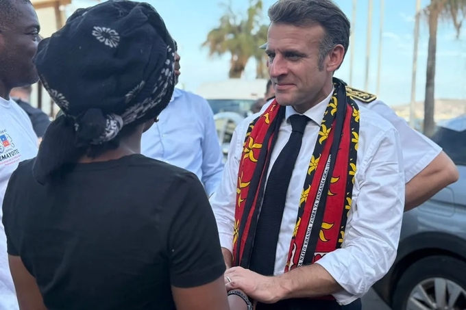 Tổng thống Pháp Emmanuel Macron trong chuyến thăm vùng lãnh thổ Mayotte bị bão tàn phá hôm 19/12. Ảnh: Mayotte la 1ère.