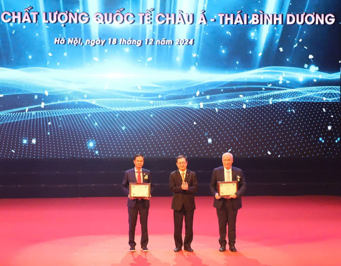 Minister of Science and Technology Huynh Thanh Đat presented the Asia-Pacific International Quality Award to two award-winning businesses – Photo: VGP/Hoang Giang.