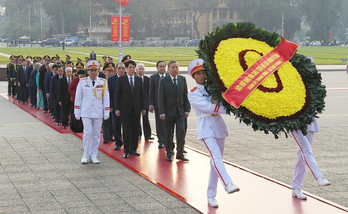 Vòng hoa của Ban Chấp hành Trung ương ghi 'Đời đời nhớ ơn Chủ tịch Hồ Chí Minh vĩ đại'. Ảnh: VGP.