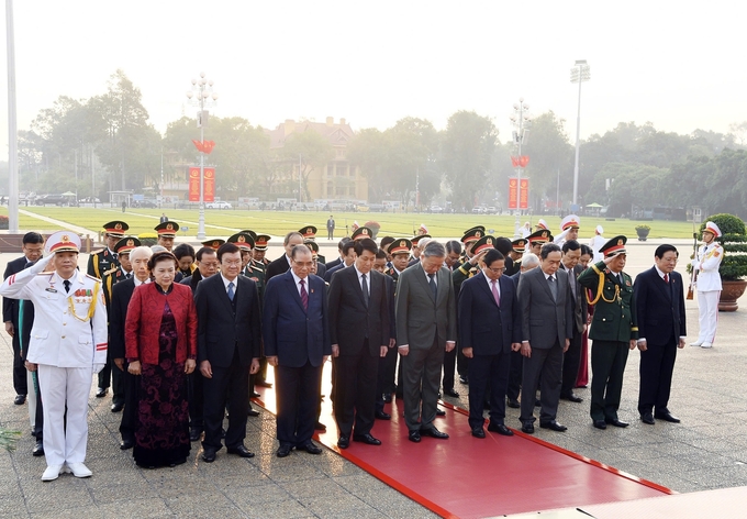 Lãnh đạo Đảng, Nhà nước viếng Chủ tịch Hồ Chí Minh nhân kỷ niệm 80 năm ngày thành lập Quân đội nhân dân Việt Nam. Ảnh: VGP.