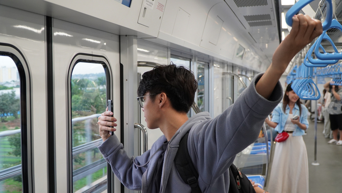 Các bạn trẻ thích thú khi được trải nghiệm tuyến metro đầu tiên. Ảnh: Nguyễn Thủy.