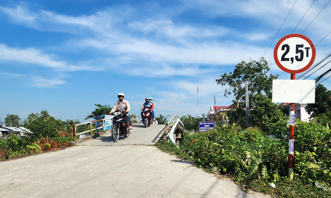 Hiện trạng xuống cấp của cầu Kênh Trực Thăng, chưa đáp ứng được nhu cầu giao thương hàng hóa của người dân địa phương. Ảnh: Kim Anh.