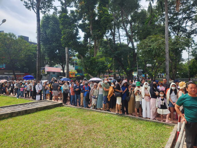 Rất đông người dân xếp hàng trải nghiệm tuyến metro số 1 Bến Thành - Suối Tiên. Ảnh: Mạnh Linh.