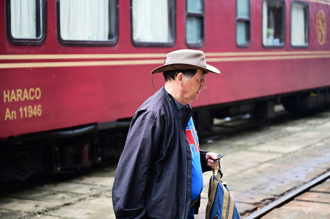 Một du khách trên chuyến tàu hạng sang xuống ga Huế. 