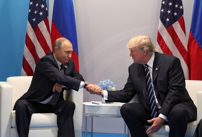 Tổng thống Nga Vladimir Putin và ông Donald Trump bắt tay nhau trong cuộc gặp bên lề hội nghị thượng đỉnh G20 tại Hamburg, Đức, hồi năm 2017. Ảnh: Sputnik.