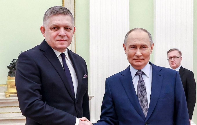 Thủ tướng Slovakia Robert Fico và Tổng thống Nga Vladimir Putin. Ảnh: TASS.