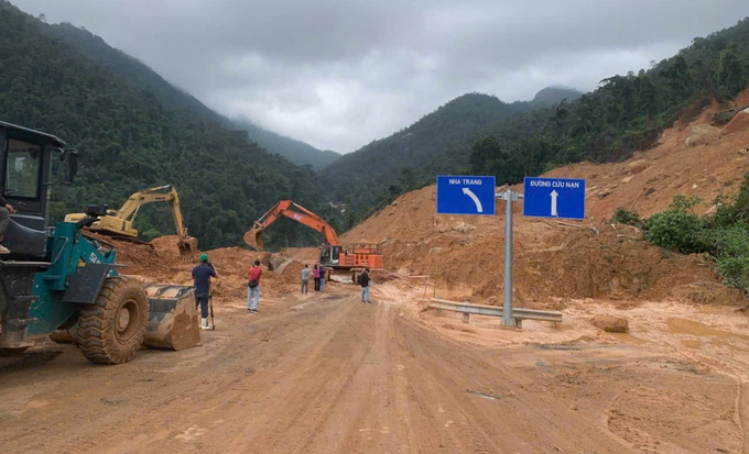 Vừa qua mưa lớn gây sạt lở đèo Khánh Lê, huyện Khánh Vĩnh, tỉnh Khánh Hòa. Ảnh: PS.