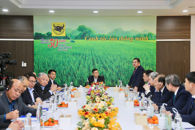 Ông Phùng Quang Hiệp, Chủ tịch Hội đồng thành viên Tập đoàn Hoá chất Việt Nam phát biểu chào mừng đoàn lãnh đạo Quốc hội Lào đến thăm và làm việc tại Công ty CP Phân bón Bình Điền.