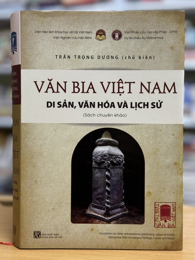 Sách 'Văn bia Việt Nam: di sản, văn hoá và lịch sử'. Ảnh: Khải Mông.