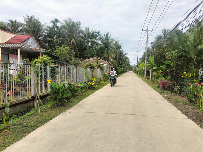 Tại các xã nông thôn mới đường sá rộng rãi, sạch đẹp, có nhiều hoa kiểng. Ảnh: Minh Đảm.