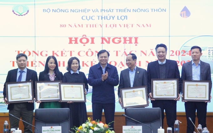 Thứ trưởng Nguyễn Hoàng Hiệp trao Bằng khen của Bộ NN-PTNT cho các cá nhân của Cục Thủy lợi đã có thành tích xuất sắc trong công tác. Ảnh: Trung Quân.