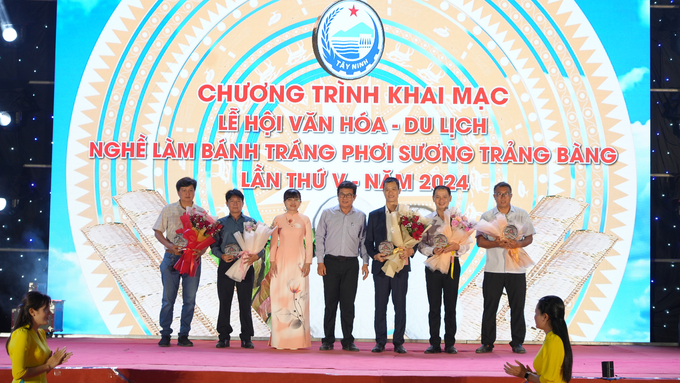 Ban tổ chức vinh danh các tổ chức, cá nhân tham gia lễ hội. Ảnh: T.T.