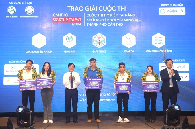 Ban tổ chức Techfest Cantho 2024 vinh danh các dự án khởi nghiệp xuất sắc tại cuộc thi Tìm kiếm tài năng khởi nghiệp đổi mới sáng tạo TP Cần Thơ. Ảnh: Kim Anh.