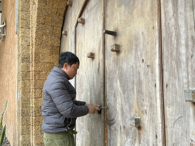 Do nhà ở và khu nhà cổ cách nhau không xa nên hằng ngày anh Chế lên nhà cổ để dọn dẹp, đón khách. Ảnh: Minh Toàn. 