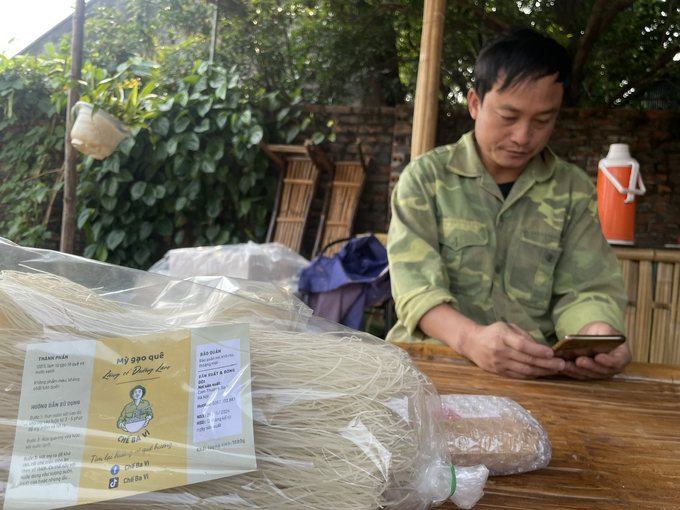 Từ những ngày đầu chuyển đổi, anh Chế trở nên bận rộn hơn để đóng gói các sản phẩm cho khách hàng. Ảnh: Minh Toàn