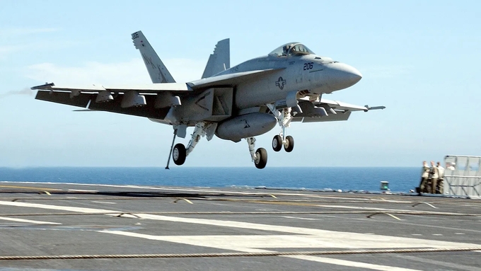 Một chiếc tiêm kích F/A-18 Super Hornet hạ cánh trên tàu sân bay. Ảnh: Getty.