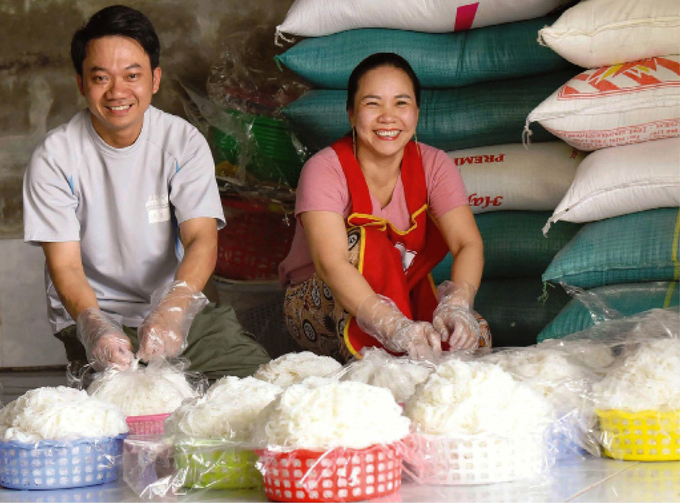 Người làm bún ở làng Vân Cù. Ảnh: Mạnh Hùng.