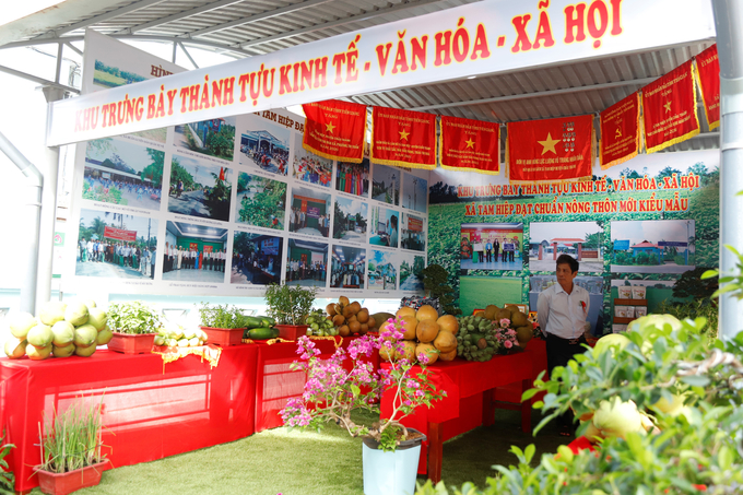 Khu trưng bày các thành tựu kinh tế, văn hóa xã hội của xã NTM kiểu mẫu Tam Hiệp. Ảnh: Minh Đảm.