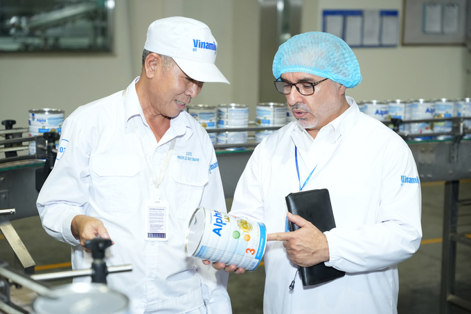 Mr. Inam Ahmad Zia Ahmad personally visited Vinamilk's factories to learn about their production technology. Photo: Vien An.