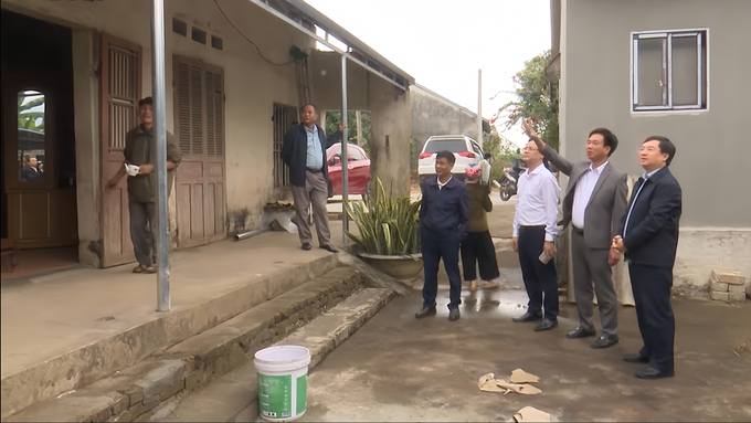 Ông Nguyễn Thành Minh, Bí thư Huyện ủy Đại Từ (ngoài cùng bên phải), kiểm tra tiến độ sửa chữa, xây mới nhà ở, xóa nhà tạm, nhà dột nát cho hộ nghèo và cận nghèo tại xã Phú Thịnh (huyện Đại Từ).