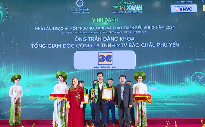 Ông Trần Đăng Khoa, Tổng Giám đốc Công ty TNHH Bảo Châu Phú Yên được vinh danh nhà lãnh đạo vì môi trường xanh và phát triển bền vững năm 2024. Ảnh: AK.