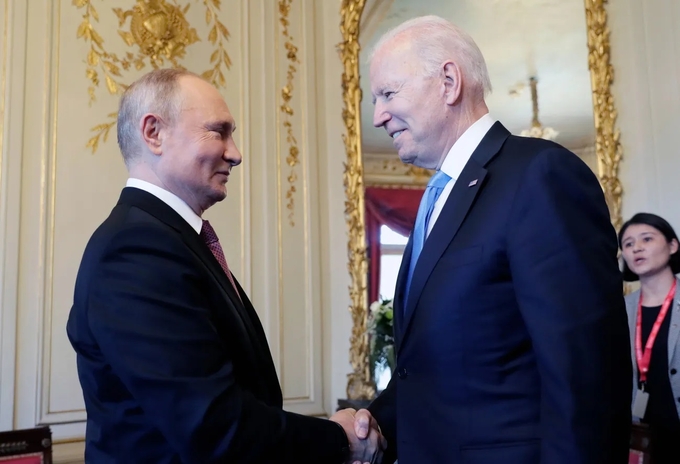 Tổng thống Nga Vladimir Putin và Tổng thống Mỹ Joe Biden bắt tay nhau tại Hội nghị thượng đỉnh Mỹ - Nga tại Villa La Grange, Geneva, Thụy Sĩ, hồi tháng 6/2021. Ảnh: Sputnik.