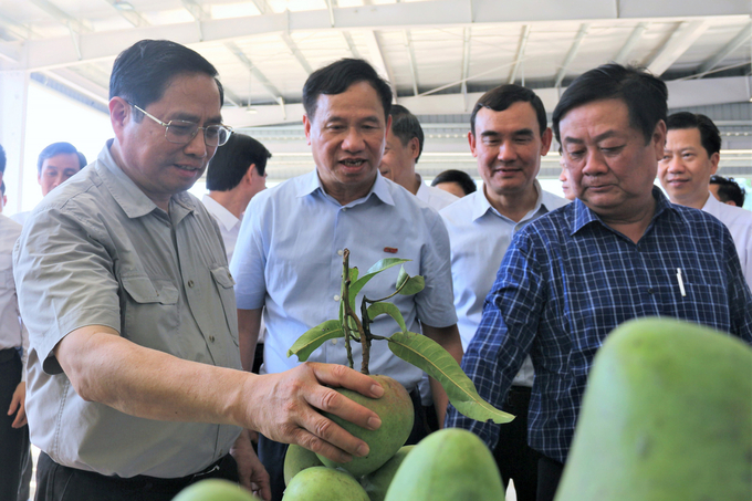 Thủ tướng Phạm Minh Chính và Bộ trưởng Lê Minh Hoan thăm mô hình chế biến rau quả tại Sơn La. Ảnh: Tùng Đinh. 