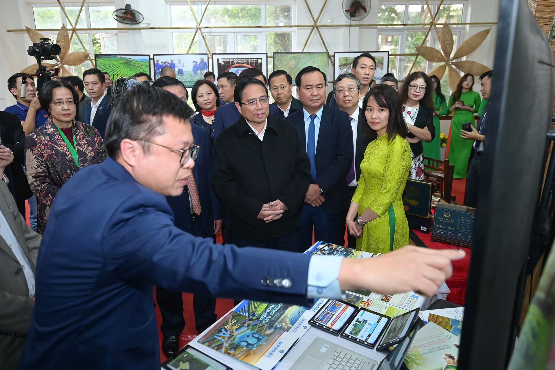 Thủ tướng Phạm Minh Chính và các lãnh đạo, đại biểu tham quan khu vực chuyển đổi số nông nghiệp.