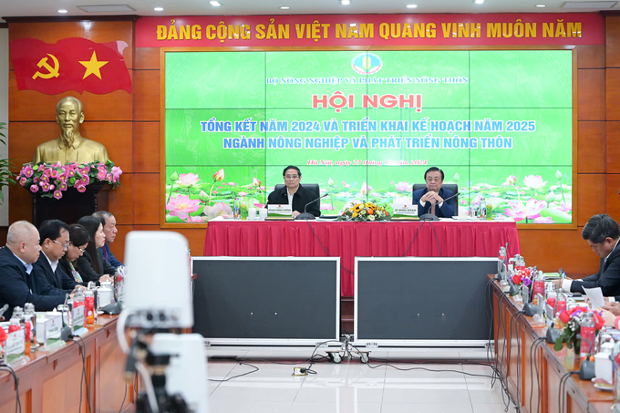 Thủ tướng Phạm Minh Chính và Bộ trưởng Bộ NN-PTNT Lê Minh Hoan chỉ trì hội nghị tổng kết năm 2024 và triển khai kế hoạch năm 2025 ngành NN-PTNT. Ảnh: Tùng Đinh.