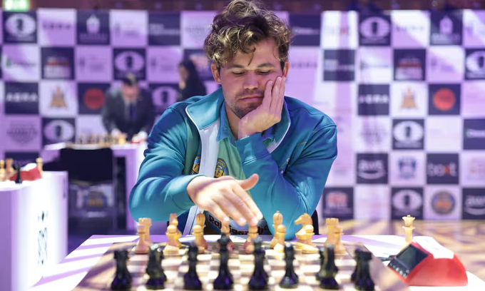 Magnus Carlsen bỏ giải vì bị yêu cầu thay quần bò.