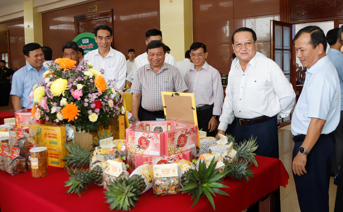 Từ phải sang, ông Trần Hoàng Nhật Nam - Giám đốc Sở NN-PTNT, ông Phạm Văn Trọng - Phó Chủ tịch UBND tỉnh Tiền Giang tham quan gian hàng sản phẩm OCOP. Ảnh: Minh Đảm.