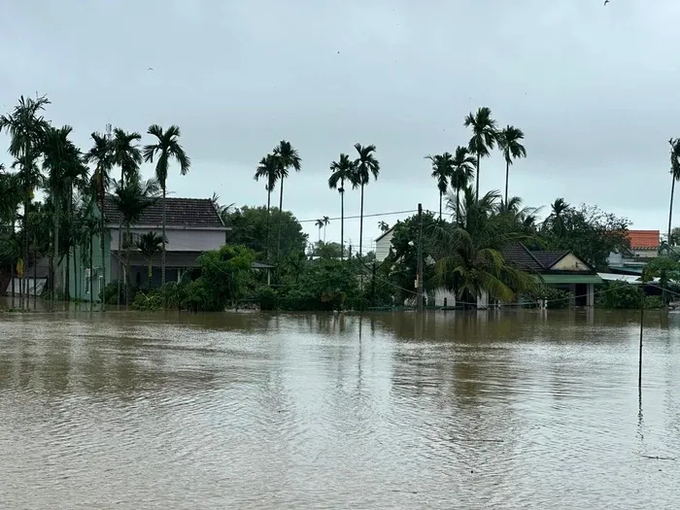 Nhiều khu vực dân cư ở thị xã Đức Phổ (Quảng Ngãi) bị ngập do mưa lớn kéo dài. Ảnh: Y.N.