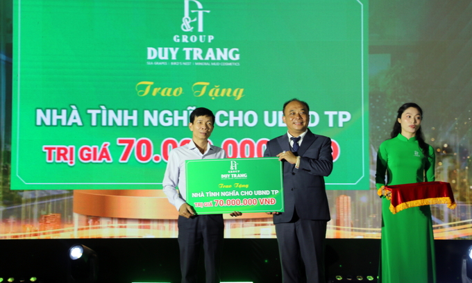 Tổng Giám đốc DT Group (bên phải) tặng nhà tình nghĩa cho TP Nha Trang. Ảnh: KS.