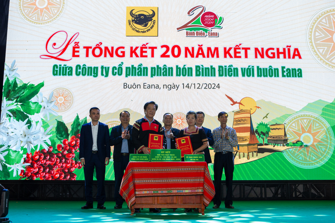 Ông Ngô Văn Đông, Tổng Giám đốc Công ty CP Phân bón Bình Điền ký kết mục tiêu phát triển Kinh tế - Văn hóa - Xã hội Buôn Eana giai đoạn 2025 - 2030. Ảnh: BFC.