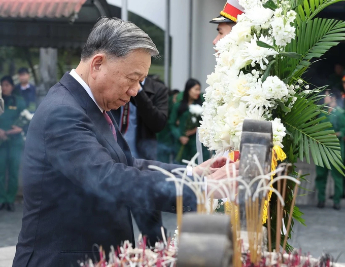 Tổng Bí thư Tô Lâm dâng hương tưởng niệm các Anh hùng liệt sỹ Thanh niên xung phong tại Khu Di tích Ngã ba Đồng Lộc. Ảnh: TTXVN.