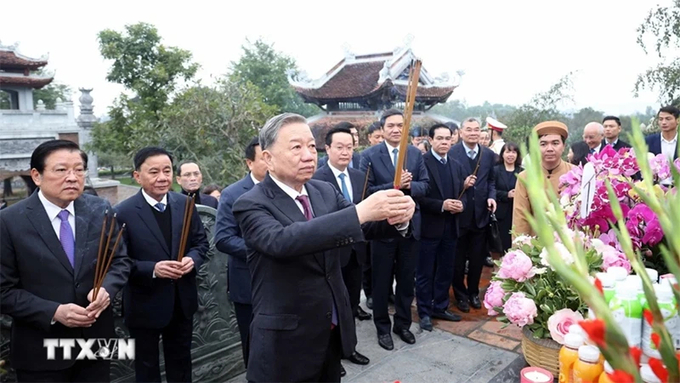 Tổng Bí thư Tô Lâm và đoàn công tác dâng hoa, dâng hương tại Đền Chung Sơn - Đền thờ gia tiên Bác Hồ. Ảnh: TTXVN.