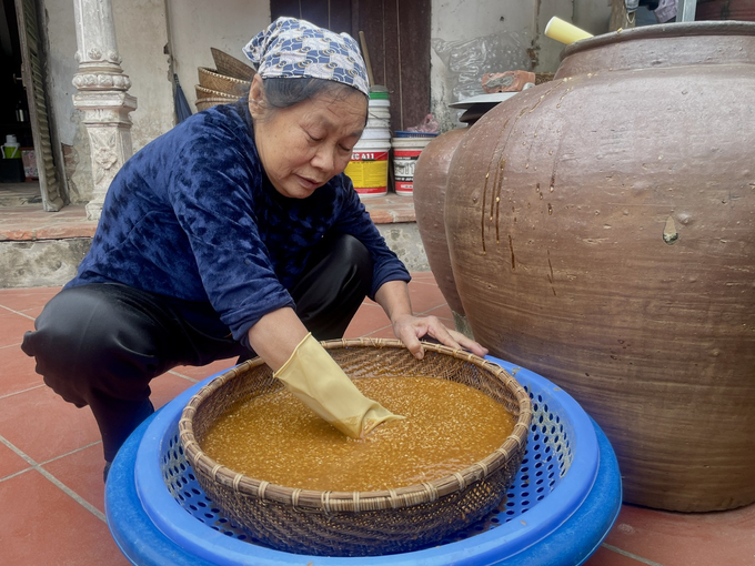 Xát tương là bước quan trọng để xác định hương vị của chum tương. Ảnh: Minh Toàn.