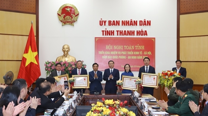 Tại hội nghị, Thừa ủy quyền của Chủ tịch nước, đồng chí Nguyễn Doãn Anh, Bí thư Tỉnh ủy đã trao tặng Huân chương Lao động hạng Ba cho các các ông Lê Đức Giang, Phó Chủ tịch UBND tỉnh; Lê Anh Xuân, Bí thư Thành ủy thành phố Thanh Hóa; Trần Quốc Huy, Giám đốc Sở Nội vụ; Ngô Thị Hồng Hảo, Chủ tịch Hội Liên hiệp Phụ nữ tỉnh. Ảnh: BTH.