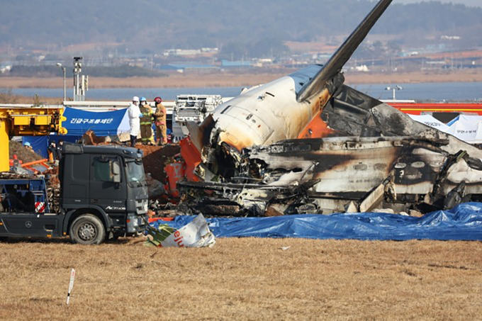 Phần đuôi của phi cơ Jeju Air tại hiện trường ở sân bay Muan, Hàn Quốc, ngày 29/12. Ảnh: Yonhap.