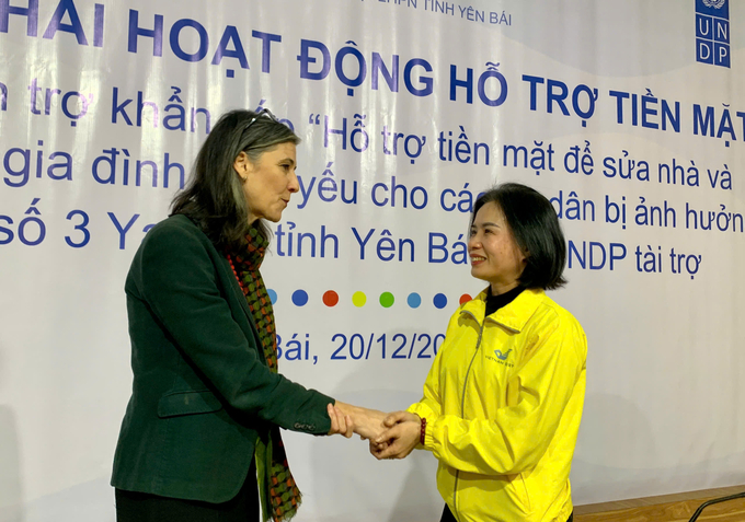 Bà Ramla Khalidi, Trưởng đại diện thường trú UNDP tại Việt Nam (trái), đánh giá cao nỗ lực chi trả sớm cho người dân của Vietnam Post. Ảnh: VNP.