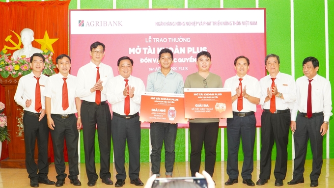 Agribank chi nhánh TP Cần Thơ trao thưởng cho 2 khách hàng may mắn tham gia chương trình 'Mở tài khoản Plus, đón vạn đặc quyền'. Ảnh: Kim Anh.