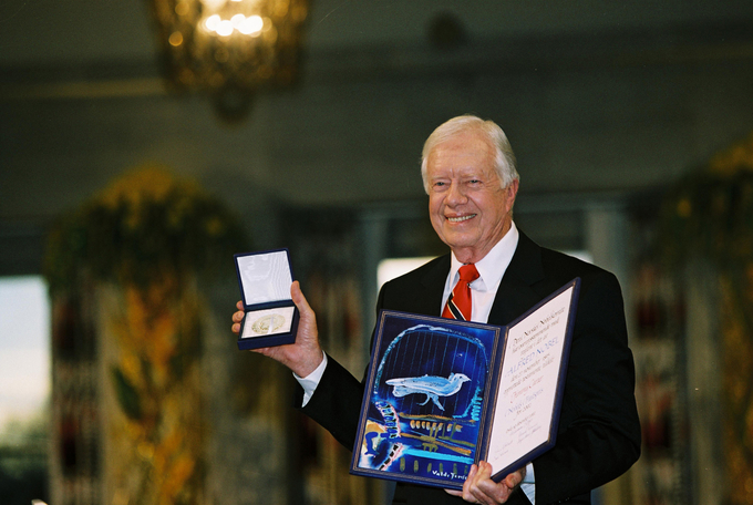 Cựu Tổng thống Jimmy Carter nhận giải Nobel Hòa bình tại Oslo City Hall hồi tháng 12/2002. Ảnh: Trung tâm Carter.